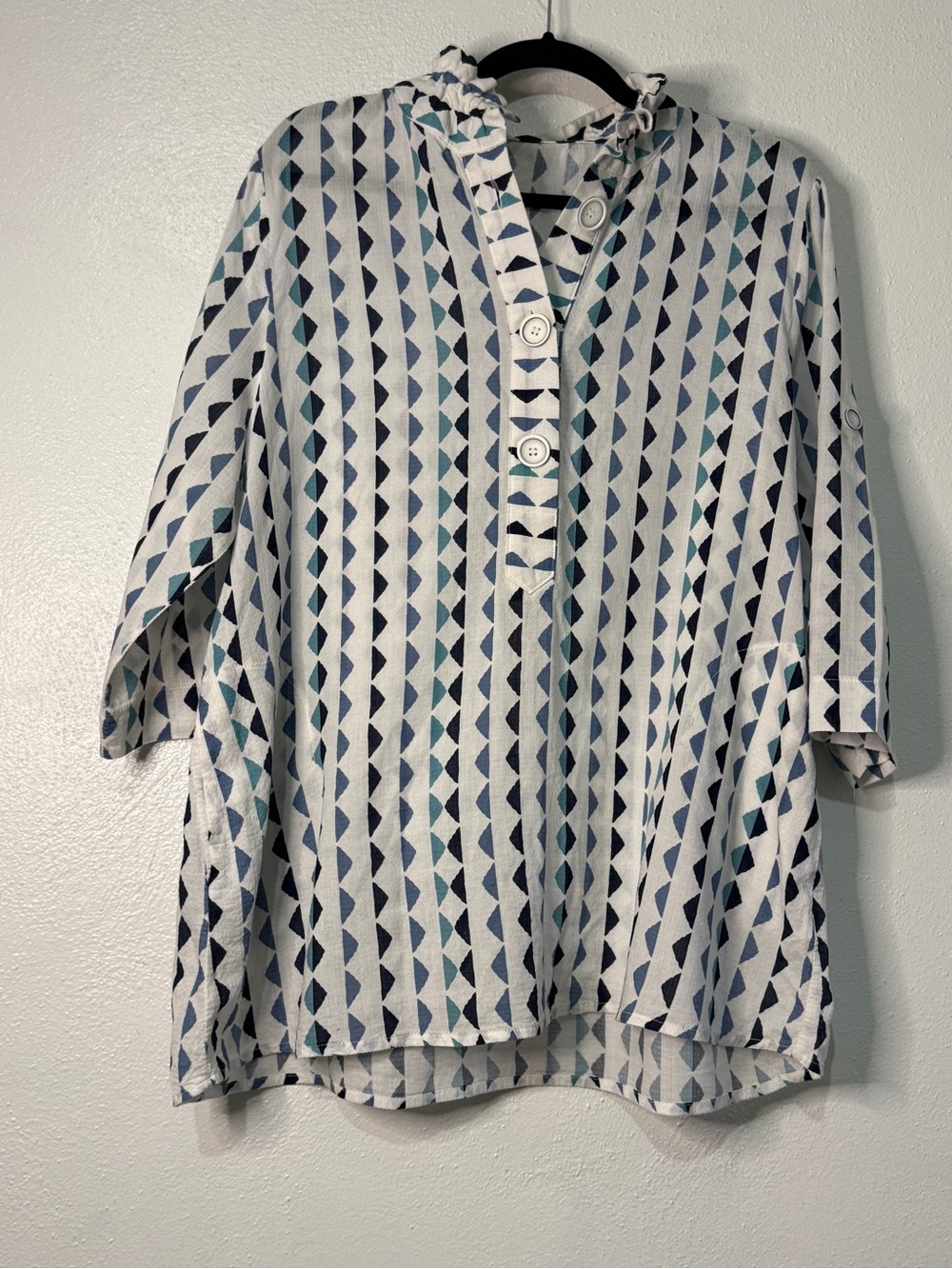 Terra Geometric Triangle Print Pullover Top in White, Navy & Teal. Sz XL.